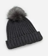 Gorro de punto acanalado en color gris oscuro, con diseño de vuelta en el borde y pompón de pelo sintético en la parte superior.