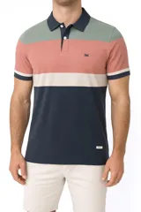 Remera polo de piqué a rayas horizontales en verde, salmón, blanco y azul marino. Tiene cuello clásico, tapeta con dos botones y logo bordado en el pecho.