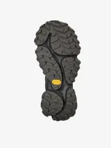 Botín de trekking negro, confeccionado en piel vacuna y tejido de poliéster reciclado con membrana GORE-TEX ePE. Cuenta con plantilla reciclada OrthoLite y suela Vibram Ecostep, entresuela ReXarge y tacón de 3,9 cm.
