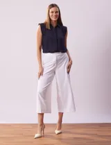 Pantalón blanco crop wide leg de crepe elastizado.