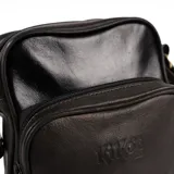 Bandolera negra de cuero con correa ajustable, cierre superior y bolsillo externo con cierre. Incluye bolsillo interno y logo de la marca grabado en el frente.
