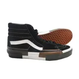 Championes Vans modelo Sk8-Hi Rearrange, de caña alta, con diseño deconstruido en la suela. Presenta una combinación de colores negro, blanco, marrón y verde oliva, con la icónica banda lateral blanca y cierre de cordones.