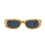 Lentes de sol rectangulares con montura gruesa color beige con estampado carey y lentes oscuros. Fabricados con plástico reciclado y filtro UV 400.
