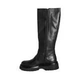Bota de caña alta confeccionada en cuero negro, con suela track robusta y detalle de correas con hebillas metálicas y tachas en la zona del tobillo y en la parte superior de la caña.