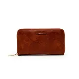 Billetera rectangular de cuero sintético con textura rugosa, cierre perimetral y placa metálica decorativa con logo en el frente.