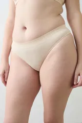 Bombacha clásica de microfibra seamless color blanco, con diseño en punto rib y fundillo de algodón tejido en el interior.