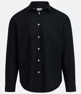 Camisa de hombre de manga larga, color verde oscuro, con cuello camisero y cierre frontal de botones blancos. Corte comfort.