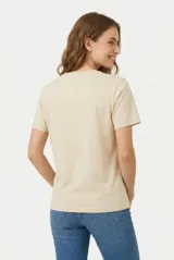 Remera de algodón color beige, de manga corta y corte clásico, con estampa frontal ilustrada de un trago Daiquiri y la inscripción en letras rosadas.