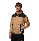 Chaqueta tipo cortaviento Columbia con diseño de media cremallera y capucha ajustable. Presenta un bolsillo frontal grande con solapa y un bolsillo adicional con cierre en la manga. Combina tonos beige y negro, con tecnología Omni-Shield que repele la humedad y las manchas.