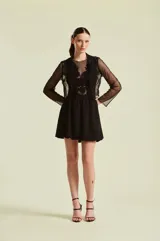 Falda corta de mujer color negro, con diseño de volumen tipo globo y silueta evasé.