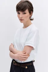 Remera de cuello redondo y manga corta, confeccionada en tejido de algodón liso de color blanco.