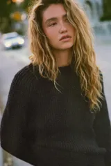 Jersey de punto perlado con cuello redondo y manga larga, con terminaciones en rib en cuello, puños y ruedo.
