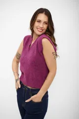 Chaleco de tejido de punto en color fucsia, con cuello en V y terminaciones acanaladas en cuello, sisa y ruedo.
