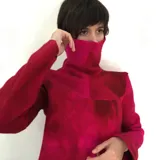 Buzo de cuello alto confeccionado en lana merino afieltrada color fucsia y rojo.