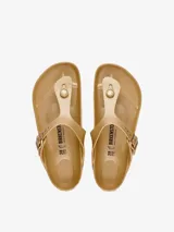 Sandalias Birkenstock modelo Gizeh EVA, color dorado, hechas de goma EVA, con tira entre los dedos y hebilla ajustable.