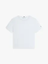 Remera de algodón celeste con cuello redondo, manga corta y logo de Tommy Hilfiger estampado en el pecho, además de un pequeño logo bordado en la manga.