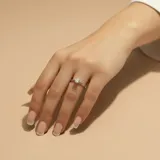 Anillo de compromiso en plata 925 con piedra central de topacio engarzada en seis puntas.
