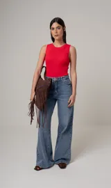 Top rojo de punto acanalado, sin mangas y con cuello redondo.