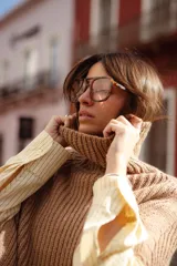 Poncho tejido de lana con cuello alto y diseño de calce relajado, ideal para capas de abrigo.