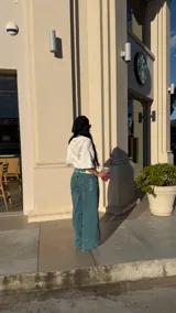 Pantalón de jean celeste de corte ancho.