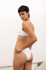 Pantie de tiro bajo, color blanco, con costados angostos y cobertura trasera tipo vedetina.