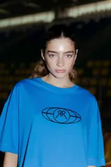 Remerón de corte oversized color azul, con cuello redondo y estampa gráfica circular en el frente.