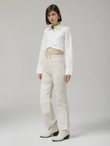 Pantalón de jean color crudo, de corte recto, con diseño de bloques de distintos tonos.