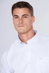 Camisa blanca de tela oxford con manga larga y logo bordado en el bolsillo. Cuello con botones y tablón central en la espalda.