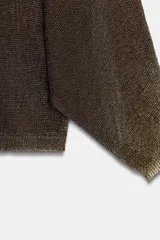 Jersey de punto con cuello redondo, manga larga ancha y puños ajustados. Tejido con hilo metalizado en tonos marrones y dorados.