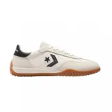 Championes Converse Run Star Trainer color crema con detalles en negro y suela de goma marrón.