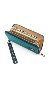 Billetera larga con cierre perimetral, confeccionada en nylon capitoneado color verde petróleo. Cuenta con correa de mano desmontable con logo estampado y parche frontal con marca LNS.