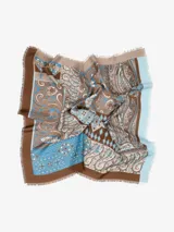 Pañuelo cuadrado negro con estampado paisley en blanco y gris, y bordes deshilachados.