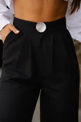 Pantalón de corte amplio y relajado, confeccionado en una mezcla de lino y algodón. Presenta una caída fluida, cintura alta y bolsillos laterales.