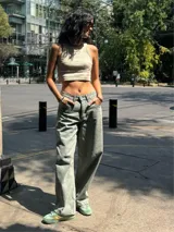 Pantalón de jean celeste de corte ancho.