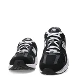 Championes New Balance 530, diseño estilo running retro, color negro con detalles en gris y blanco, con la característica "N" en el lateral y entresuela con tecnología ABZORB.