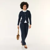 Pantalón de vestir de corte recto y tiro medio, confeccionado en tejido de punto color azul marino. Presenta una costura vertical central en el frente de cada pierna y un diseño de calce fluido.