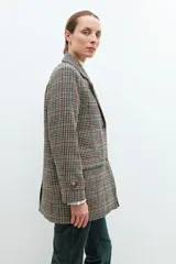 Blazer de paño con estampado a cuadros multicolor, solapas de muesca, cierre frontal con botones y mangas largas.
