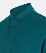 Remera polo de corte comfort, confeccionada en algodón peruano de alta calidad. Presenta cuello clásico con tapeta de botones y mangas cortas. Diseño liso y texturizado, ideal para un look casual y fresco.
