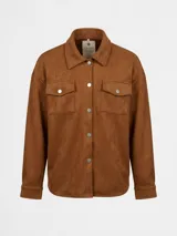 Sobrecamisa de gamuza sintética color marrón, con cuello clásico, cierre frontal con botones metálicos y dos bolsillos frontales con solapa y botón.