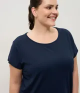 Remera deportiva de microfibra texturizada, color blanco, con cuello redondo, mangas cortas y recortes laterales.