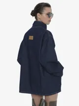 Buzo negro de calce regular con cuello redondo y manga larga.