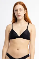 Top de bikini tipo triángulo color negro, con breteles regulables, argollas metálicas en la unión de los breteles con las copas y broche de cierre en la espalda.