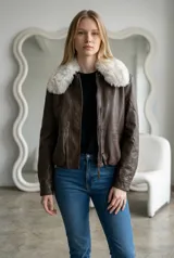 Campera de ecocuero color marrón chocolate, con cuello de piel sintética desmontable, cierre frontal y diseño clásico.