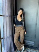 Pantalón palazzo de animal print color óxido, con cintura elastizada.