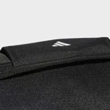 Bolso de lona deportivo Adidas, color negro, con logo de las tres barras en blanco en el frente. Posee asas de transporte dobles y correa de hombro ajustable con almohadilla. El fondo es recubierto para mayor durabilidad.