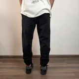 Pantalón tipo jogger de friza de algodón en color beige, con cintura elástica ajustable mediante cordón y puños elásticos en los tobillos. Presenta un calce holgado y cómodo.