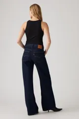 Jean de mujer azul oscuro, de corte recto y tiro alto.