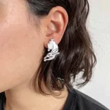 Par de aros plateados con forma de conejo.