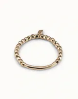 Pulsera dorada con cuentas redondas y un abalorio rígido.