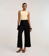 Body básico color rojo, con cuello halter, sin mangas y confeccionado en poliamida. Tiene forro en el busto.